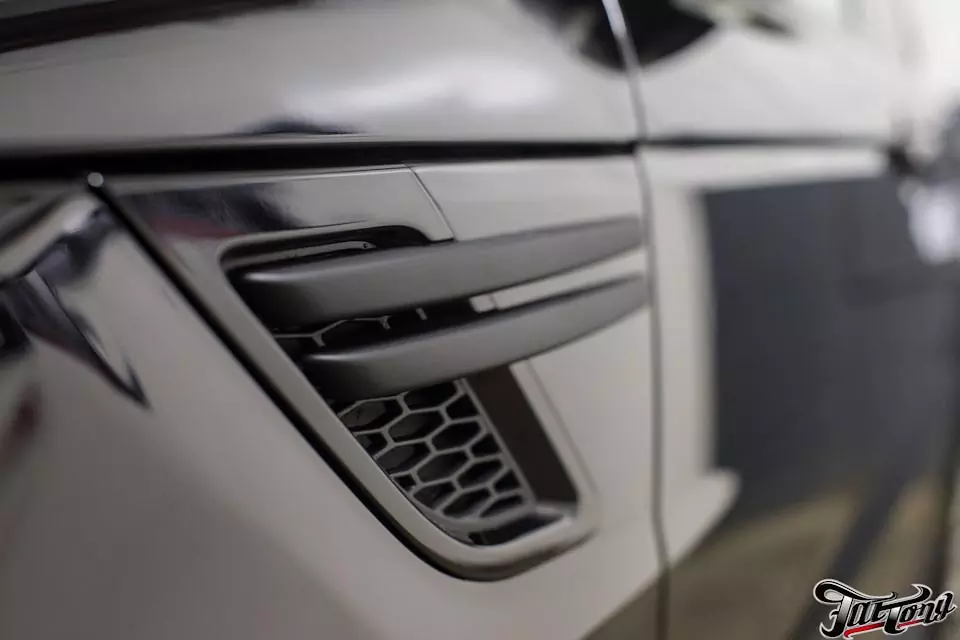 Range Rover Sport. Пошив потолка в итальянскую алькантару. Окрас серебристых деталей кузова.